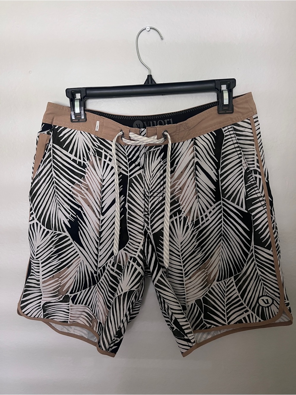 Vuori Men’s NWOT Cruise Board Shorts tans Palm-Print Size 30 MSRP $78